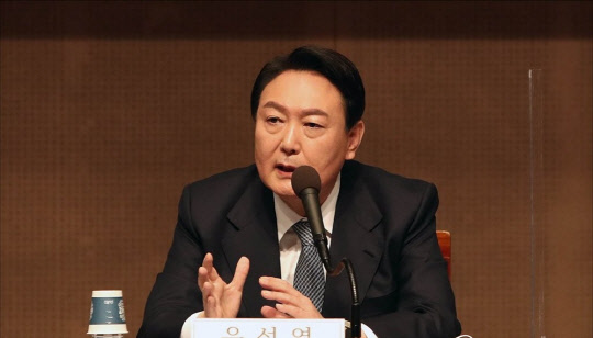 윤석열 국민의힘 대선후보가 14일 오전 서울 중구 프레스센터 국제회의장에서 열린 관훈클럽 초청 토론회에서 답변하고 있다. <연합뉴스>